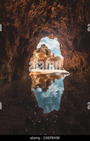 Die Küstenregion und Felsenlandschaft bei den Stränden Praia dos Três Irmãos und Praia da Prainha an der Südküste der Algarve, Portogallo 05.05.2024. // la regione costiera e il paesaggio roccioso vicino alle spiagge Praia dos Três Irmãos e Praia da Prainha sulla costa meridionale dell'Algarve, Portogallo, il 5 maggio 2024. - 20240505 PD19874 Foto Stock