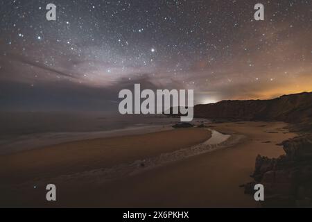 Sternenhimmel über dem Praia do Amado in der Nähe des Westküstenortes Carrapateira zwischen Vila do Bispo und Aljzeur, Algarve, Portogallo: 07.05.2024. // cielo stellato su Praia do Amado vicino alla città costiera occidentale di Carrapateira tra Vila do Bispo e Aljzeur, Algarve, Portogallo, il 7 maggio 2024. - 20240507 PD20287 Foto Stock