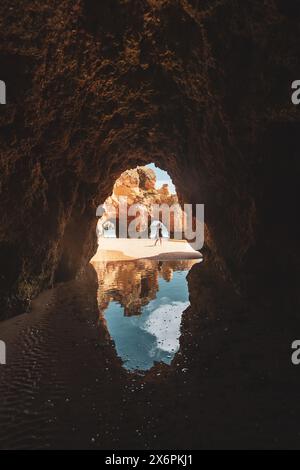 Die Küstenregion und Felsenlandschaft bei den Stränden Praia dos Três Irmãos und Praia da Prainha an der Südküste der Algarve, Portogallo 05.05.2024. // la regione costiera e il paesaggio roccioso vicino alle spiagge Praia dos Três Irmãos e Praia da Prainha sulla costa meridionale dell'Algarve, Portogallo, il 5 maggio 2024. - 20240505 PD19875 Foto Stock