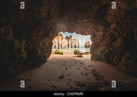 Die Küstenregion und Felsenlandschaft bei den Stränden Praia dos Três Irmãos und Praia da Prainha an der Südküste der Algarve, Portogallo 05.05.2024. // la regione costiera e il paesaggio roccioso vicino alle spiagge Praia dos Três Irmãos e Praia da Prainha sulla costa meridionale dell'Algarve, Portogallo, il 5 maggio 2024. - 20240505 PD19880 Foto Stock