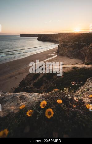 Sonnenuntergang über dem Praia do Beliche, dem westlichsten Strand an der portugiesischen Südküste zwischen Sagres und dem Cabo de São Vicente, dem westlichsten Punktes des europäischen Festlandes, Algarve AM 04.05.2024. // tramonto su Praia do Beliche, la spiaggia più occidentale sulla costa meridionale portoghese tra Sagres e Cabo de São Vicente, il punto più occidentale dell'Europa continentale, Algarve, il 4 maggio 2024. - 20240504 PD22120 Foto Stock