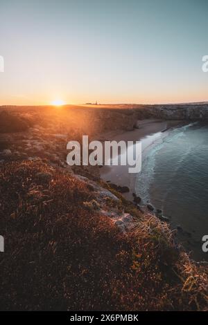 Sonnenaufgang über dem Praia do Beliche, dem westlichsten Strand an der portugiesischen Südküste zwischen Sagres und dem Cabo de São Vicente, dem westlichsten Punktes des europäischen Festlandes, Algarve AM 04.05.2024. // sorge su Praia do Beliche, la spiaggia più occidentale della costa meridionale portoghese tra Sagres e Cabo de São Vicente, il punto più occidentale dell'Europa continentale, Algarve, il 4 maggio 2024. - 20240504 PD22114 Foto Stock