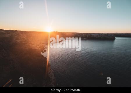 Sagres, Portogallo. 4 maggio 2024. Sonnenaufgang über dem Praia do Beliche, dem westlichsten Strand an der portugiesischen Südküste zwischen Sagres und dem Cabo de São Vicente, dem westlichsten Punktes des europäischen Festlandes, Algarve AM 04.05.2024. // sorge su Praia do Beliche, la spiaggia più occidentale della costa meridionale portoghese tra Sagres e Cabo de São Vicente, il punto più occidentale dell'Europa continentale, Algarve, il 4 maggio 2024. - 20240504 PD22115 credito: APA-PictureDesk/Alamy Live News Foto Stock