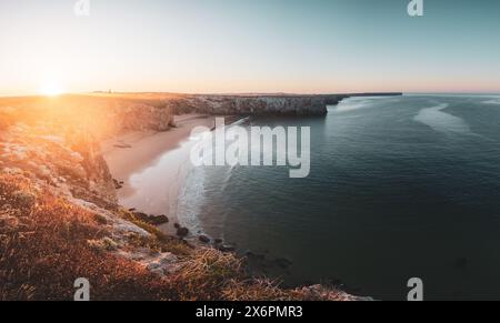 Sagres, Portogallo. 4 maggio 2024. Sonnenaufgang über dem Praia do Beliche, dem westlichsten Strand an der portugiesischen Südküste zwischen Sagres und dem Cabo de São Vicente, dem westlichsten Punktes des europäischen Festlandes, Algarve AM 04.05.2024. // sorge su Praia do Beliche, la spiaggia più occidentale della costa meridionale portoghese tra Sagres e Cabo de São Vicente, il punto più occidentale dell'Europa continentale, Algarve, il 4 maggio 2024. - 20240504 PD22113 credito: APA-PictureDesk/Alamy Live News Foto Stock