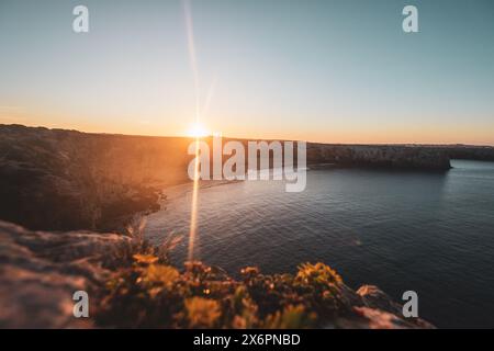 Sonnenaufgang über dem Praia do Beliche, dem westlichsten Strand an der portugiesischen Südküste zwischen Sagres und dem Cabo de São Vicente, dem westlichsten Punktes des europäischen Festlandes, Algarve AM 04.05.2024. // sorge su Praia do Beliche, la spiaggia più occidentale della costa meridionale portoghese tra Sagres e Cabo de São Vicente, il punto più occidentale dell'Europa continentale, Algarve, il 4 maggio 2024. - 20240504 PD22110 Foto Stock