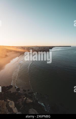 Sonnenaufgang über dem Praia do Beliche, dem westlichsten Strand an der portugiesischen Südküste zwischen Sagres und dem Cabo de São Vicente, dem westlichsten Punktes des europäischen Festlandes, Algarve AM 04.05.2024. // sorge su Praia do Beliche, la spiaggia più occidentale della costa meridionale portoghese tra Sagres e Cabo de São Vicente, il punto più occidentale dell'Europa continentale, Algarve, il 4 maggio 2024. - 20240504 PD22107 Foto Stock