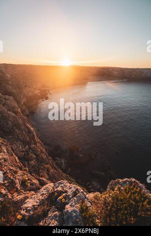 Sonnenaufgang über dem Praia do Beliche, dem westlichsten Strand an der portugiesischen Südküste zwischen Sagres und dem Cabo de São Vicente, dem westlichsten Punktes des europäischen Festlandes, Algarve AM 04.05.2024. // sorge su Praia do Beliche, la spiaggia più occidentale della costa meridionale portoghese tra Sagres e Cabo de São Vicente, il punto più occidentale dell'Europa continentale, Algarve, il 4 maggio 2024. - 20240504 PD22108 Foto Stock