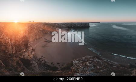 Sonnenaufgang über dem Praia do Beliche, dem westlichsten Strand an der portugiesischen Südküste zwischen Sagres und dem Cabo de São Vicente, dem westlichsten Punktes des europäischen Festlandes, Algarve AM 04.05.2024. // sorge su Praia do Beliche, la spiaggia più occidentale della costa meridionale portoghese tra Sagres e Cabo de São Vicente, il punto più occidentale dell'Europa continentale, Algarve, il 4 maggio 2024. - 20240504 PD22109 Foto Stock