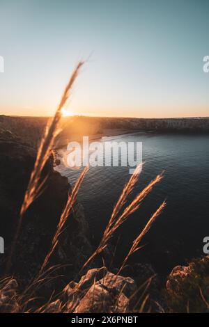 Sonnenaufgang über dem Praia do Beliche, dem westlichsten Strand an der portugiesischen Südküste zwischen Sagres und dem Cabo de São Vicente, dem westlichsten Punktes des europäischen Festlandes, Algarve AM 04.05.2024. // sorge su Praia do Beliche, la spiaggia più occidentale della costa meridionale portoghese tra Sagres e Cabo de São Vicente, il punto più occidentale dell'Europa continentale, Algarve, il 4 maggio 2024. - 20240504 PD22106 Foto Stock