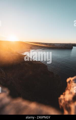 Sonnenaufgang über dem Praia do Beliche, dem westlichsten Strand an der portugiesischen Südküste zwischen Sagres und dem Cabo de São Vicente, dem westlichsten Punktes des europäischen Festlandes, Algarve AM 04.05.2024. // sorge su Praia do Beliche, la spiaggia più occidentale della costa meridionale portoghese tra Sagres e Cabo de São Vicente, il punto più occidentale dell'Europa continentale, Algarve, il 4 maggio 2024. - 20240504 PD22118 Foto Stock