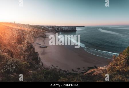 Sonnenaufgang über dem Praia do Beliche, dem westlichsten Strand an der portugiesischen Südküste zwischen Sagres und dem Cabo de São Vicente, dem westlichsten Punktes des europäischen Festlandes, Algarve AM 04.05.2024. // sorge su Praia do Beliche, la spiaggia più occidentale della costa meridionale portoghese tra Sagres e Cabo de São Vicente, il punto più occidentale dell'Europa continentale, Algarve, il 4 maggio 2024. - 20240504 PD22117 Foto Stock