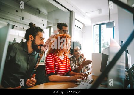 Team di programmatori che scrivono codice digitale nella metaversa e lavorano insieme su Internet Foto Stock