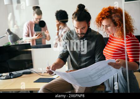 Gli ingegneri che aiutano a progettare progetti, collaborano all'analisi strutturale dei tipi di progetto. Foto Stock