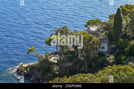 Vista elevata di Villa Olivetta, storica villa di proprietà degli stilisti Dolce & Gabbana, Portofino, Genova, Liguria, Italia Foto Stock