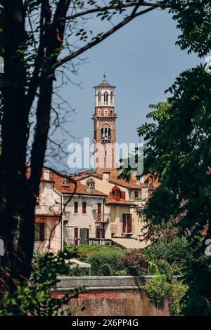 Vista del centro di Verona dall'altra parte del fiume Adige Foto Stock