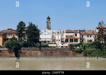 Vista del centro di Verona dall'altra parte del fiume Adige Foto Stock