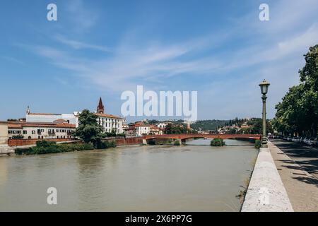 Vista del centro di Verona dall'altra parte del fiume Adige Foto Stock