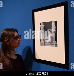 Una fotografia di famiglia invisibile che segna la nascita di quattro bambini reali; la copia personale della Regina madre del ritratto dell'incoronazione di sua figlia; e la prima stampa fotografica a colori sopravvissuta di un membro della famiglia reale sono tra i punti salienti della nuova mostra Royal Portraits: a Century of Photography, apertura domani (venerdì 17 maggio) alla King’s Gallery di Buckingham Palace. Foto Stock