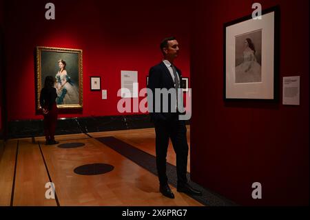 Una fotografia di famiglia invisibile che segna la nascita di quattro bambini reali; la copia personale della Regina madre del ritratto dell'incoronazione di sua figlia; e la prima stampa fotografica a colori sopravvissuta di un membro della famiglia reale sono tra i punti salienti della nuova mostra Royal Portraits: a Century of Photography, apertura domani (venerdì 17 maggio) alla King’s Gallery di Buckingham Palace. Foto Stock