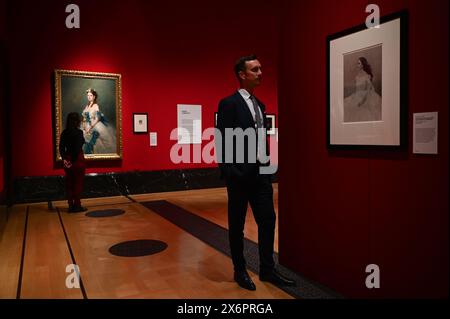 Una fotografia di famiglia invisibile che segna la nascita di quattro bambini reali; la copia personale della Regina madre del ritratto dell'incoronazione di sua figlia; e la prima stampa fotografica a colori sopravvissuta di un membro della famiglia reale sono tra i punti salienti della nuova mostra Royal Portraits: a Century of Photography, apertura domani (venerdì 17 maggio) alla King’s Gallery di Buckingham Palace. Foto Stock