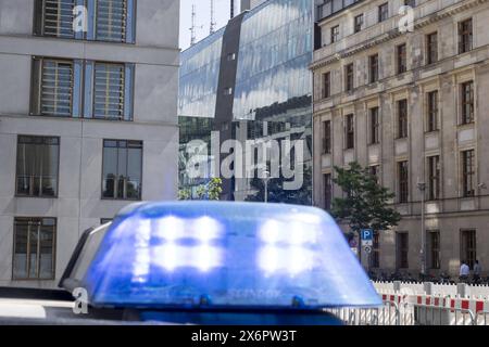 Blaulicht eines Polizeifahrzeuges vor dem Deutschen Bundestag mit dem Jakob Kaiser Haus im Hintergrund a Berlino, 16.05.2024. Berlin Deutschland *** luce blu di un'auto della polizia di fronte al Bundestag tedesco con la Jakob Kaiser House sullo sfondo a Berlino, 16 05 2024 Berlino Germania Copyright: xLorenzxHuterxphotothek.dex Foto Stock