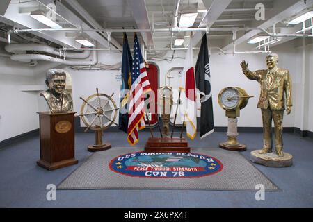 Yokosuka, Giappone. 16 maggio 2024. Una statua dell'ex presidente Ronald Reagan è visibile sulla portaerei USS Ronald Reagan (CVN-76) presso Fleet Activities Yokosuka nella prefettura di Kanagawa, Giappone, giovedì 16 maggio 2024. Foto di Keizo Mori/UPI credito: UPI/Alamy Live News Foto Stock