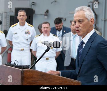 Yokosuka, Giappone. 16 maggio 2024. L'ambasciatore statunitense in Giappone Rahm Emanuel(R) interviene durante una conferenza stampa presso Fleet Activities Yokosuka nella prefettura di Kanagawa, Giappone, giovedì 16 maggio 2024. Foto di Keizo Mori/UPI credito: UPI/Alamy Live News Foto Stock