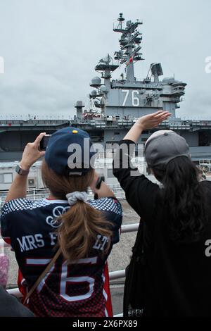 Yokosuka, Giappone. 16 maggio 2024. Le famiglie dell'equipaggio della portaerei USS Ronald Reagan (CVN-76) scendono dalla nave alle attività della flotta di Yokosuka a Kanagawa-Prefettura, Giappone, giovedì 16 maggio 2024. Foto di Keizo Mori/UPI credito: UPI/Alamy Live News Foto Stock