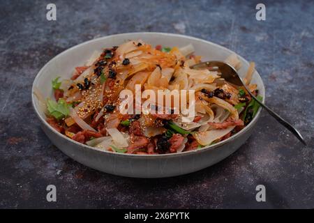 Spaghetti Vegan Liang pi e verdure fatte da zero a casa, utilizzando amido di grano Foto Stock