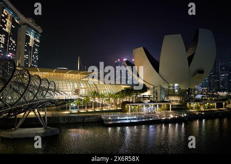 SINGAPORE - 06 NOVEMBRE 2023: Vista notturna delle sabbie di Marina Bay e del Museo delle Scienze dell'Arte. Foto Stock