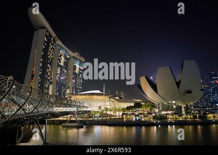 SINGAPORE - 06 NOVEMBRE 2023: Vista notturna delle sabbie di Marina Bay e del Museo delle Scienze dell'Arte. Foto Stock