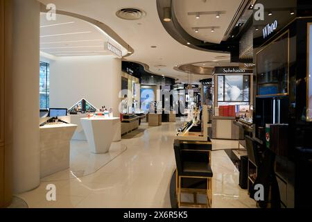 SINGAPORE - 06 NOVEMBRE 2023: Vari prodotti cosmetici esposti all'interno di Tang Plaza a Singapore. Foto Stock