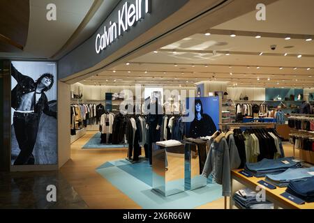 SINGAPORE - 06 NOVEMBRE 2023: Ingresso al negozio Calvin Klein all'interno del complesso commerciale Paragon. Calvin Klein è una casa di moda americana. Foto Stock