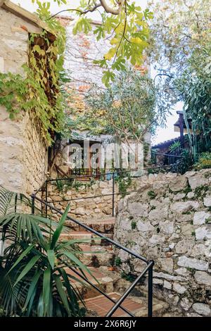 Il villaggio di Eze, costruito sulla cima di una collina, il più bel borgo medievale della Costa Azzurra Foto Stock