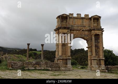 Arco di trionfo di Caracalla nell'antica città romana di Djemila in Algeria Foto Stock