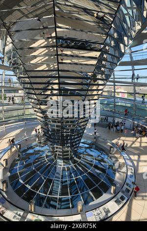 Die Kuppel des Berliner Reichstags. Er Architekt Sir Norman Foster Hat Die Konstruktion aus Stahl und Glas entworfen Kuppel des Berliner Reichstags *** la cupola del Reichstag di Berlino l'architetto Sir Norman Foster ha progettato la struttura in acciaio e vetro della cupola del Reichstag di Berlino DSC08371.jpg Foto Stock