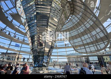 Die Kuppel des Berliner Reichstags. Er Architekt Sir Norman Foster Hat Die Konstruktion aus Stahl und Glas entworfen Kuppel des Berliner Reichstags *** la cupola del Reichstag di Berlino l'architetto Sir Norman Foster ha progettato la costruzione in acciaio e vetro cupola del Reichstag di Berlino DSC08361.jpg Foto Stock