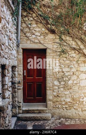 Il villaggio di Eze, costruito sulla cima di una collina, il più bel borgo medievale della Costa Azzurra Foto Stock