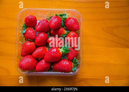 Le fragole in scatola di plastica. Vista da bove. Foto Stock