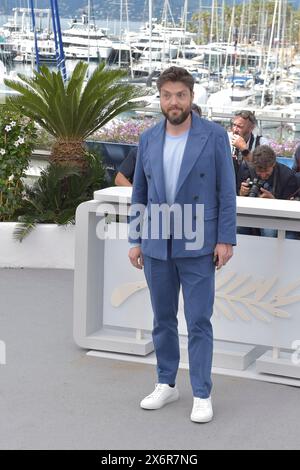 Cannes, Francia. 16 maggio 2024. CANNES, FRANCIA - 16 MAGGIO: Tom Burke partecipa alla Photocall "Furiosa: A Mad Max Saga" (Furiosa: Une Saga Mad Max) al 77° Festival annuale di Cannes al Palais des Festivals il 16 maggio 2024 a Cannes, Francia. Credito: dpa/Alamy Live News Foto Stock