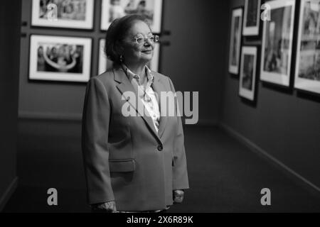 La fotografa Cristina Garcia Rodero posa all'inaugurazione della sua mostra "Hidden Spain", al Circulo de Bellas Artes, il 16 maggio 2024 a Madrid, Foto Stock