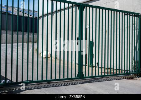 Laeken, Bruxelles capitale, Belgio - 12 maggio 2024 - griglia metallica in un cancello industriale Foto Stock