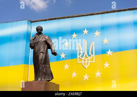 Una statua di un'importante figura Ucraina con una bandiera Ucraina in una giornata di sole Foto Stock