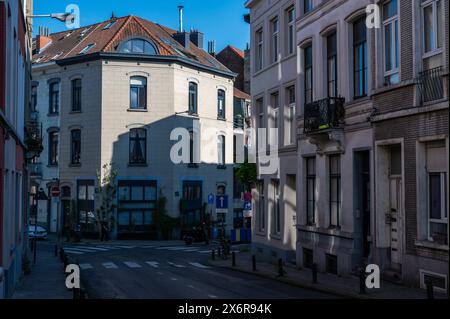 Ixelles, Bruxelles regione capitale, Belgio - 13 maggio 2024 - vecchie case residenziali in rue Marie-Henriette Foto Stock