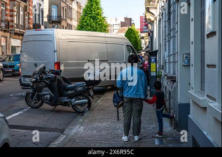 Ixelles, regione di Bruxelles capitale, Belgio - 13 maggio 2024 - furgone di grandi dimensioni parcheggiato in modo errato sul marciapiede pedonale Foto Stock