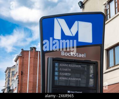 Laeken, Bruxelles capitale, Belgio - 12 maggio 2024 - segno blu della rete metropolitana di Bruxelles MIVB-STIB Foto Stock