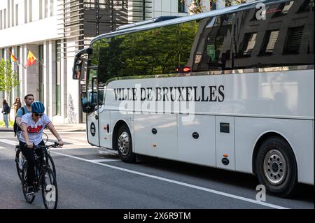 Ixelles, regione di Bruxelles capitale, Belgio - 13 maggio 2024 - autobus bianco della città di Bruxelles, Ville de Bruxelles Foto Stock