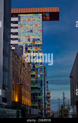 Facciata a parete colorata, pannelli di vetro stampati con protezione solare termica, piano superiore con tecnologia rossa dell'architetto William Alsop Foto Stock