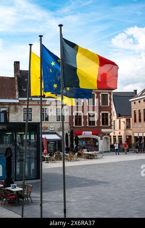 Vilvoorde, Brabante fiammingo, Belgio - 14 maggio 2024 - Bandiere del Belgio, dell'UE e delle Fiandre nella storica piazza del mercato Foto Stock