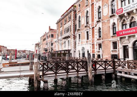 Venezia, Italia - 2 aprile 2022: Tipica architettura palaziale veneziana a Venezia, Italia. Foto Stock